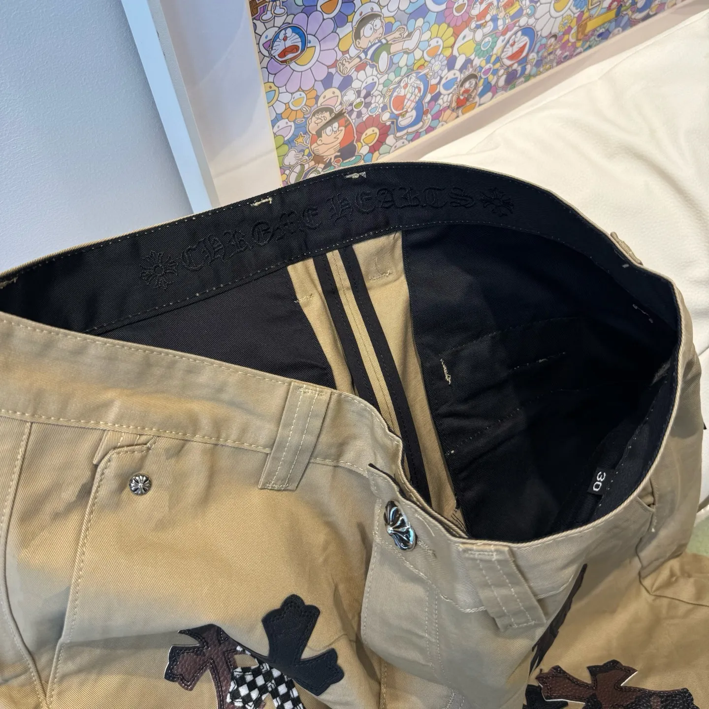 P280 Style number: D310 🔥Chrome Hearts khaki patch leather jeans Size: s-XXL (28 30 32 34 36) Color: Khaki Size reference 28 pants length 100 waist 72 30 pants length 101 waist 76 32 pants length 103 waist 80 34 pants length 104 waist 84 36 pants length 106 waist 88